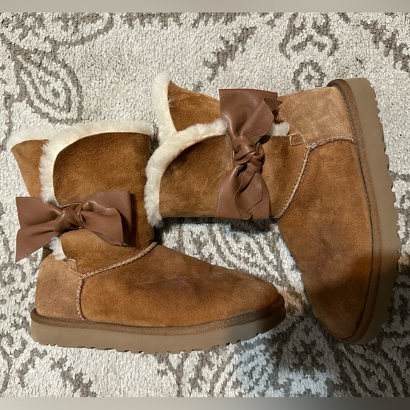 Ugg boots with bow, women’s sz 8 (used) chestnut color - Picture 5 of 8